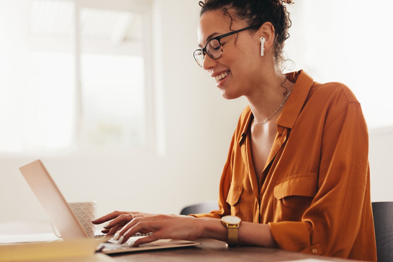 Woman,Blogger,Using,Laptop,At,Home.,Woman,Sitting,At,Table